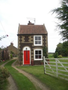 small_house_roydon_-_geograph-org-uk_-_583520.jpg-w=540